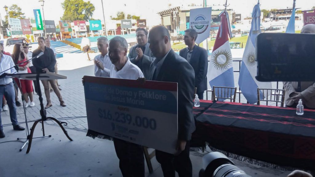 EL GOBERNADOR VISITÓ JESUS MARIA Y LE DEJÓ 16 MILLONES DE PESOS AL FESTIVAL