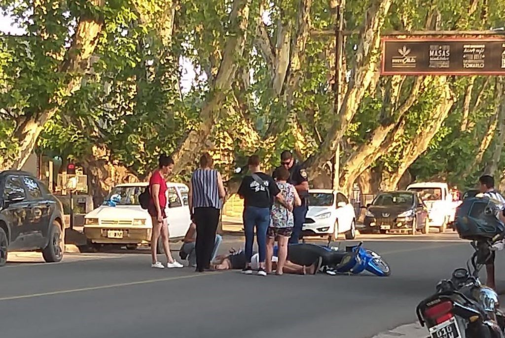 ACCIDENTE ENTRE MOTO Y AUTO EN COLONIA CAROYA