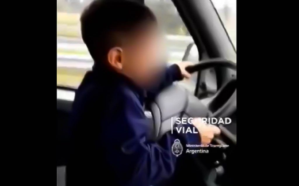“DALE BOLUDO”: OBLIGÓ A SU HIJO DE 7 AÑOS A MANEJAR UN CAMIÓN EN UNA AUTOPISTA