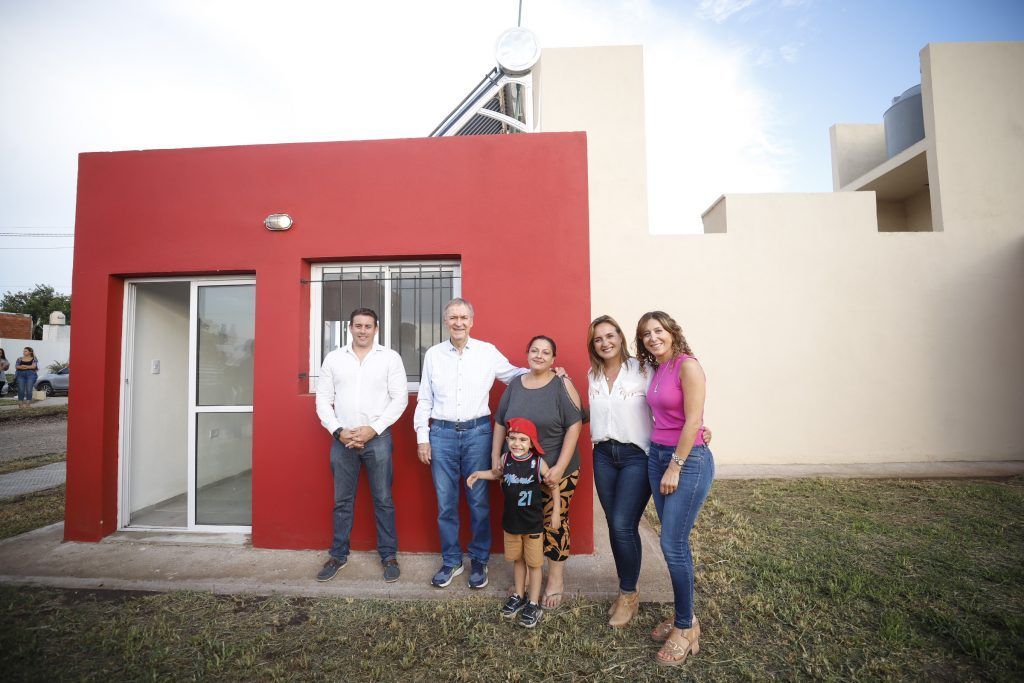 JUAREZ CELMAN: HABILITARON UN NUEVO POLIDEPORTIVO SOCIAL, ENTREGARON CASAS Y ESCRITURAS
