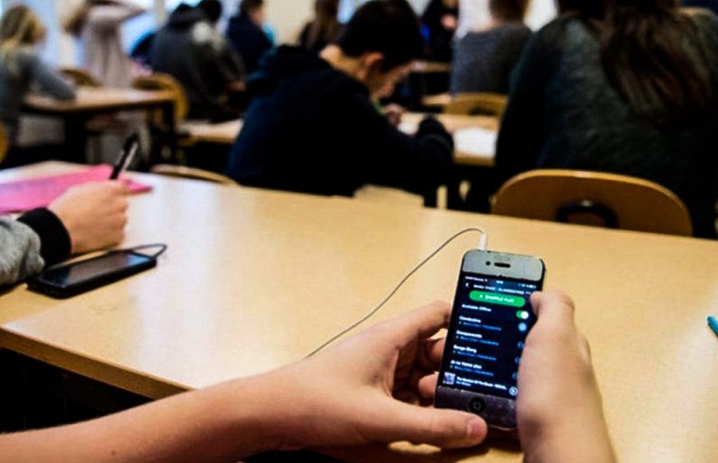 PROHIBIERON LOS CELULARES EN LAS ESCUELAS EN ITALIA