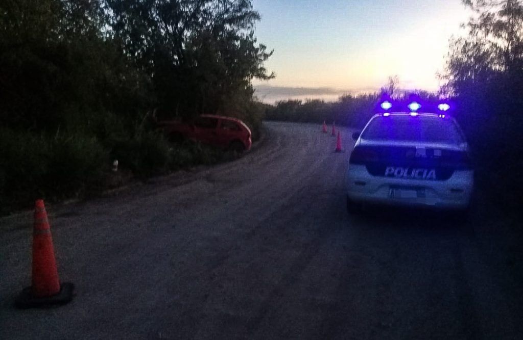 UNA FAMILIA VOLCÓ EN EL CAMINO RURAL DE SANTA CATALINA