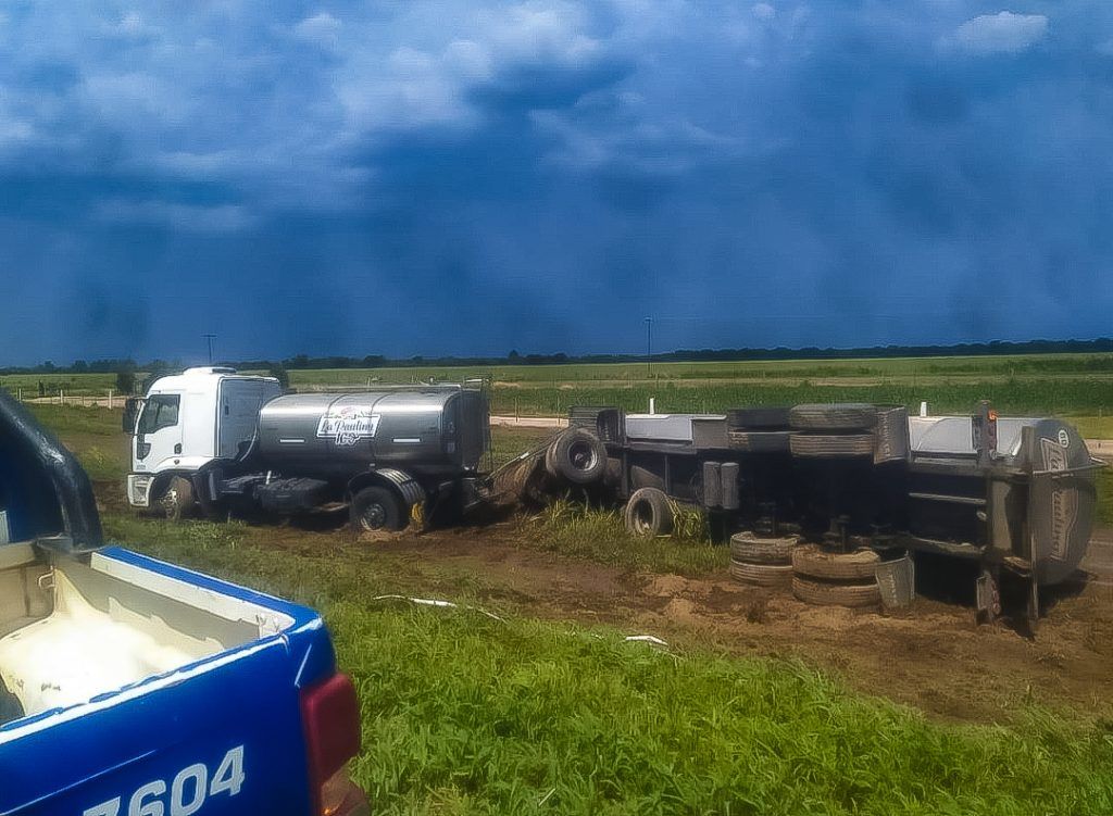 CAÑADA DE LUQUE: POR EL VIENTO, UN CAMION PERDIO EL CONTROL Y VOLCÓ EL ACOPLADO