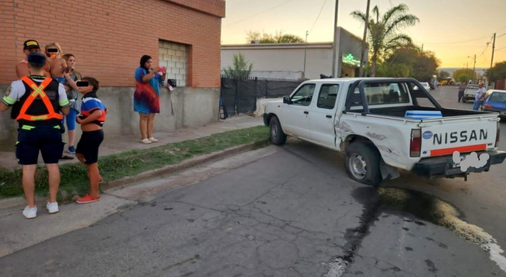 UNA PICK-UP CON TRES ADULTOS Y CUATRO NIÑOS CHOCÓ EN UNA ESQUINA DE CHAÑAR