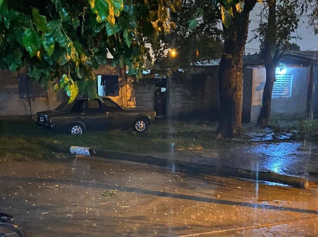 CÓRDOBA: LOS FUERTES VIENTOS OCASIONARON LA CAÍDA DE ÁRBOLES,CARTELES Y POSTES