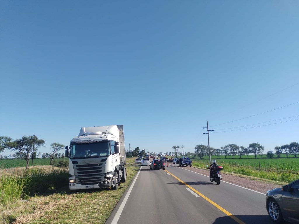 UN AUTO INTENTÓ SOBREPASAR E IMPACTÓ CON UN CAMIÓN EN LA RN9