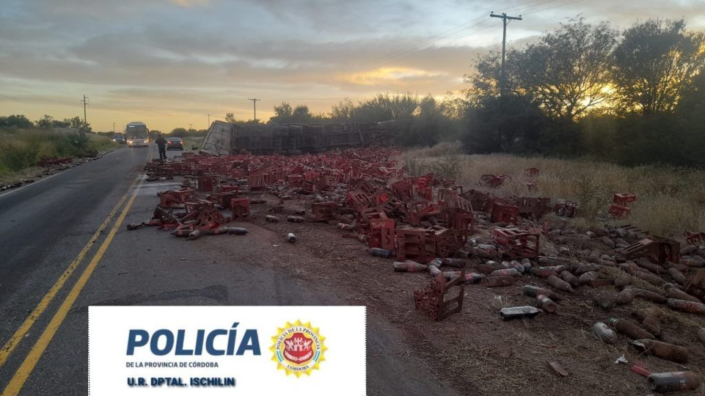 VOLCÓ UN CAMIÓN CARGADO CON COCA COLA CERCA DEL PARAJE HUASCHA