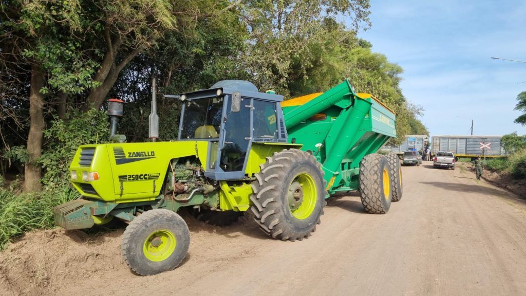 SINSACATE: UN TREN Y UN TRACTOR CON UNA TOLVA CHOCARON