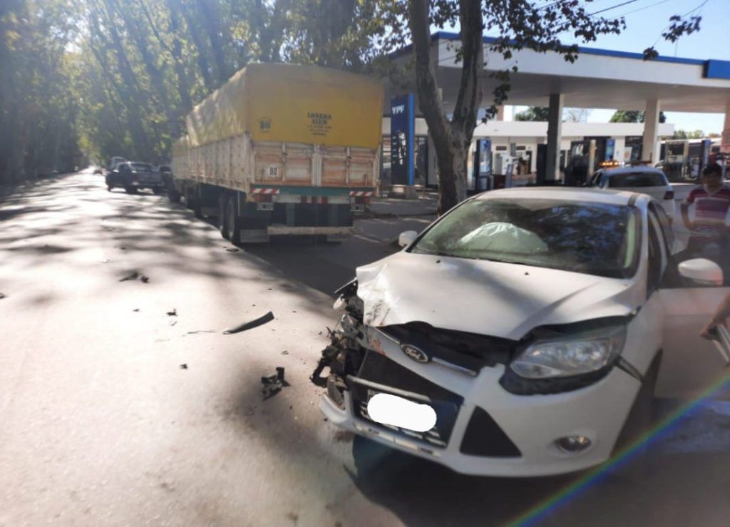 COLONIA CAROYA: UN AUTO Y UN COLE DE LA EMPRESA COLONIA TIROLESA CHOCARON