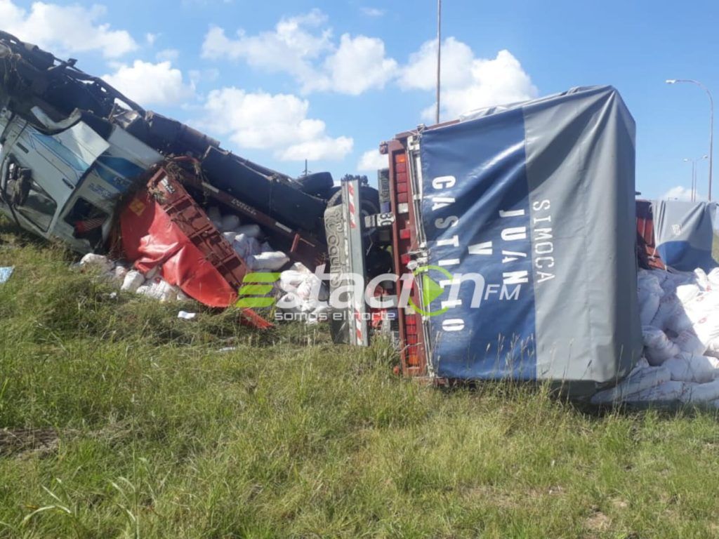CRUCE DE RN9 Y RN60: VOLCÓ UN CAMIÓN CARGADO CON AZUCAR