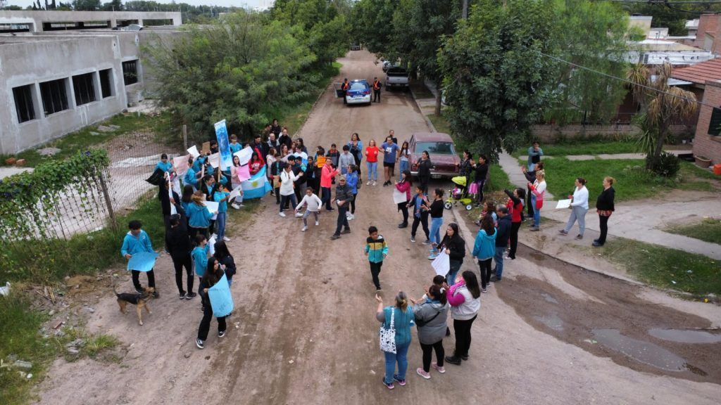 PADRES Y ALUMNOS DE LA ESCUELA PROA DE TOTORAL MARCHARON PARA PEDIR QUE SE TERMINE LA OBRA
