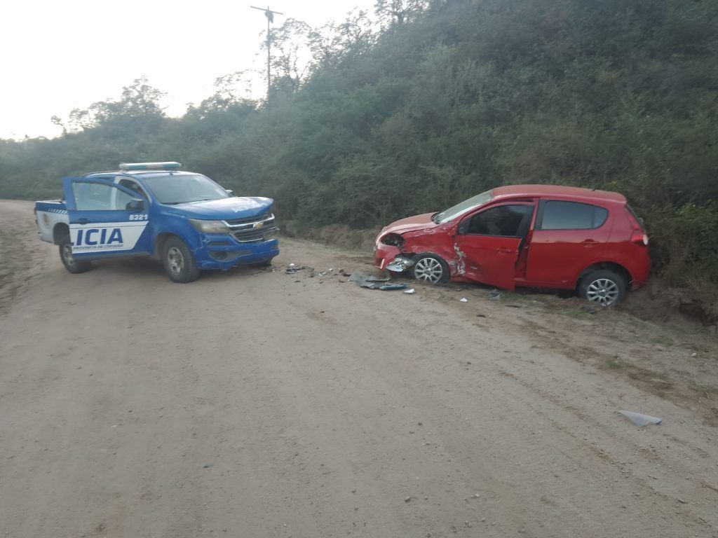UN PATRULLERO DE LA POLICIA Y UN AUTO CHOCARON EN CRUZ DE CAÑA