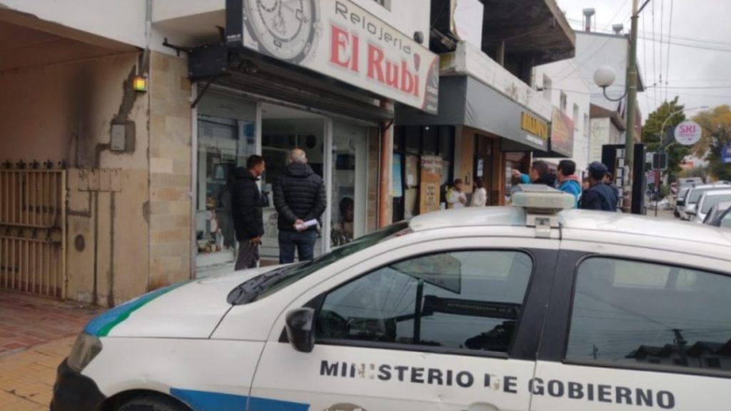 HICIERON UN BOQUETE Y SE LLEVARON 15 MILLONES DE PESOS DE UNA JOYERÍA EN CHUBUT