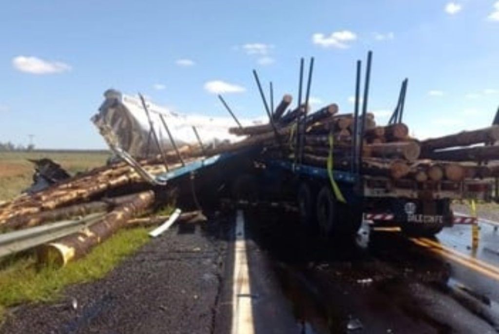 CORRIENTES: TRES MUERTOS EN UN ACCIDENTE ENTRE UN CAMION CISTERNA Y OTRO QUE TRÁNSITO TRONCOS