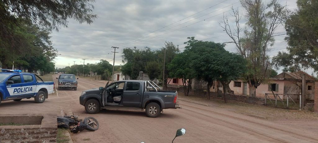 LAS PEÑAS: UNA MOTOCICLISTA ROZÓ UNA CAMIONETA, SE CAYÓ Y SUFRIÓ HERIDAS
