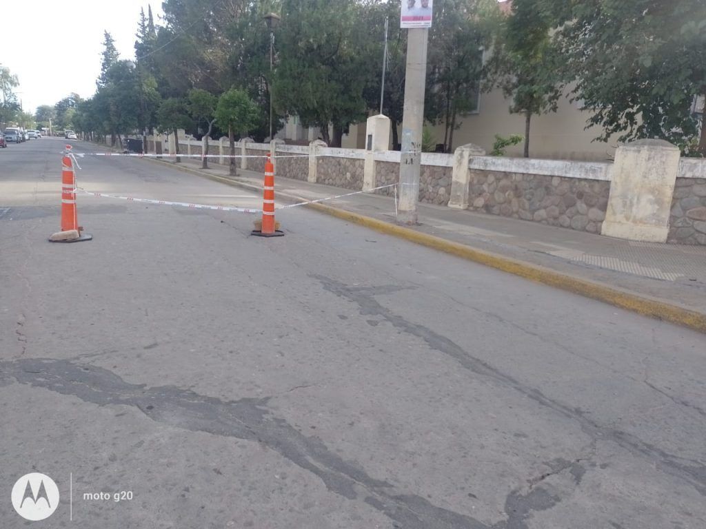 CRUZ DEL EJE: DOS MOTOS CHOCARON POR MALA SEÑALIZACIÓN DE UNA OBRA