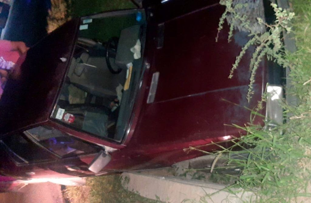 UN AUTOMÓVIL CAYÓ A UNA ALCANTARILLA EN QUILINO