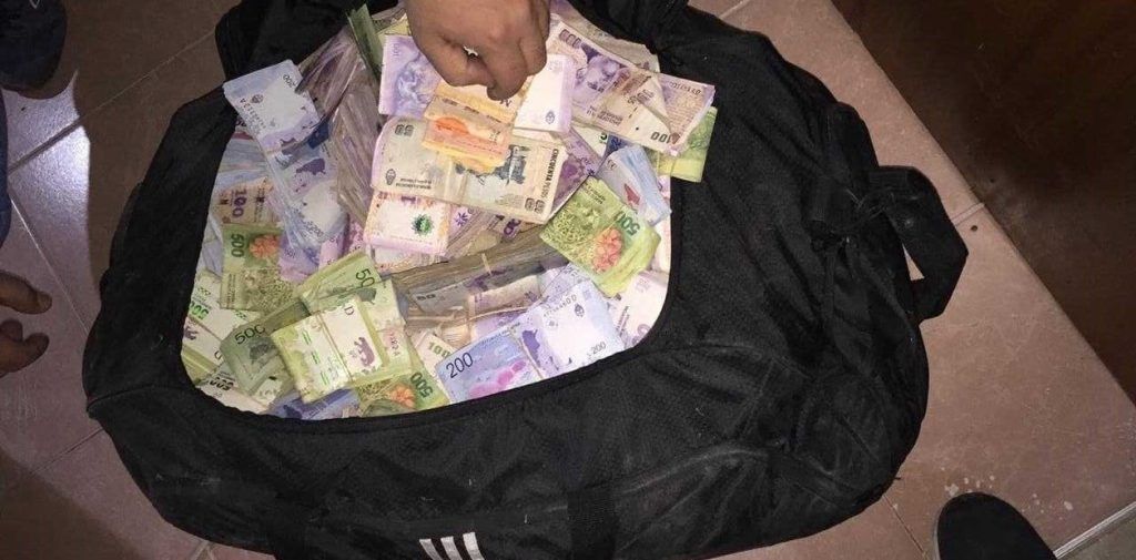 CORTE DE LUZ Y BOQUETE: EL MILLONARIO ROBO DE PELICULA EN UN COMERCIO DE LA PLATA