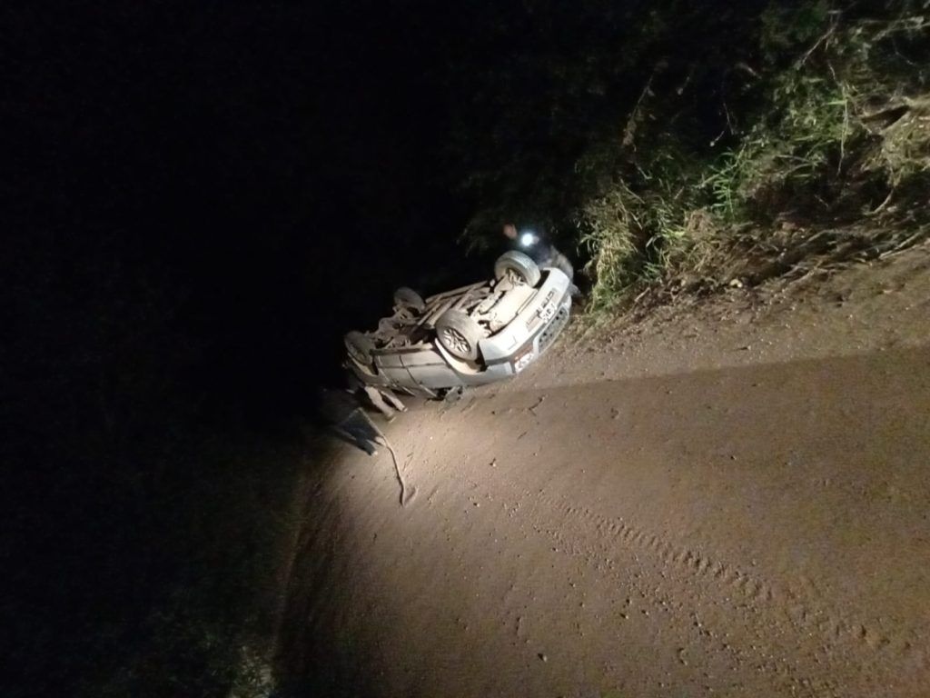 UNA CAMIONETA VOLCÓ CERCA DE SINSACATE