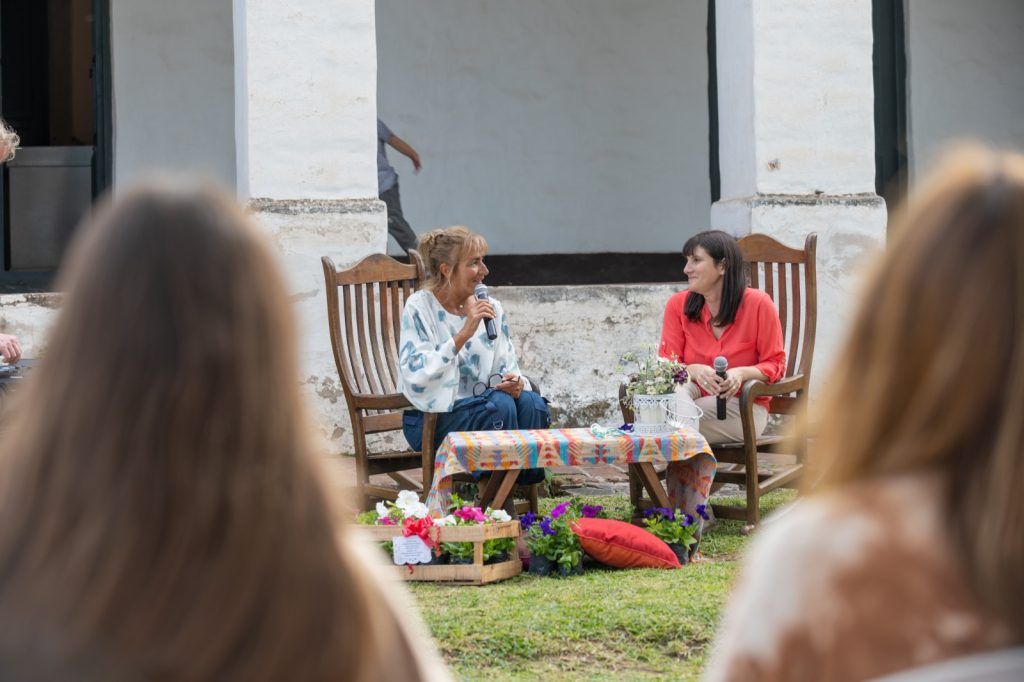SINSACATE: EMOCIÓN Y ALEGRÍA EN LA PRESENTACIÓN DEL LIBRO “SER LA MAMÁ DEL TREMENDO” DE EMILIA AMEZCUA