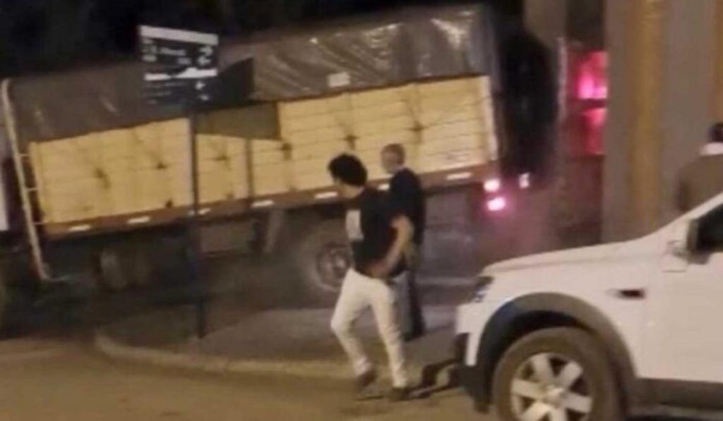 SE ENOJÓ POR EL PRECIO DEL WHISKY, SUBIÓ A SU CAMIÓN Y CHOCÓ EL FRENTE DEL BOLICHE
