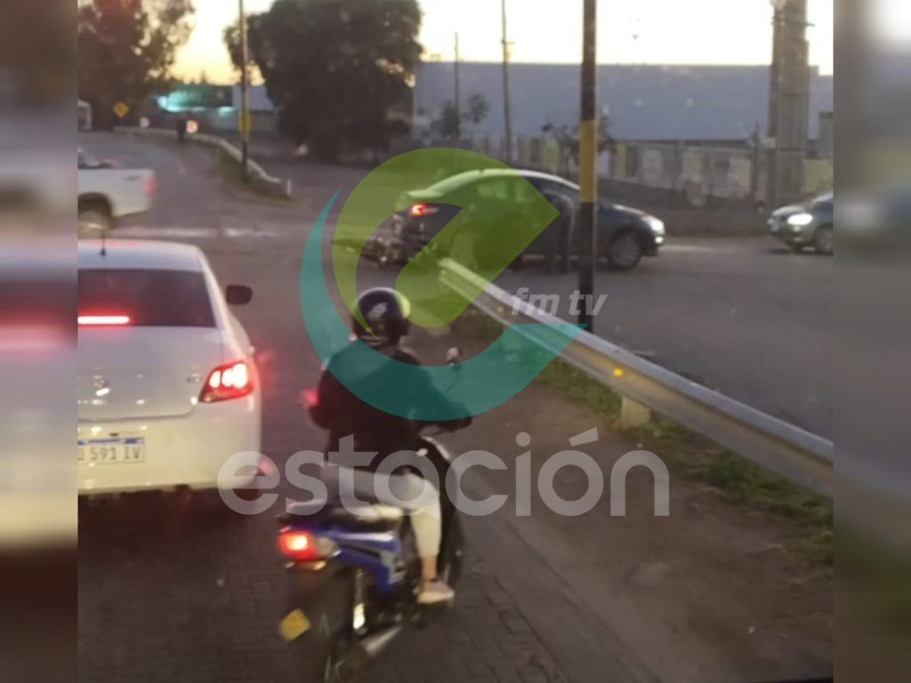 ACCIDENTE ENTRE UNA MOTOCICLETA Y UN AUTOMOVIL EN EL CRUCE EN JESUS MARÍA