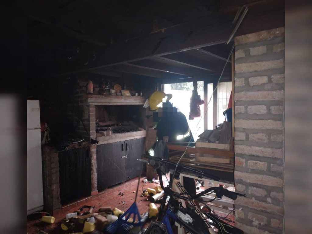 VILLA DEL TOTORAL: DEJÓ BRASAS ENCENDIDAS EN EL ASADOR Y SE LE INCENDIÓ EL QUINCHO