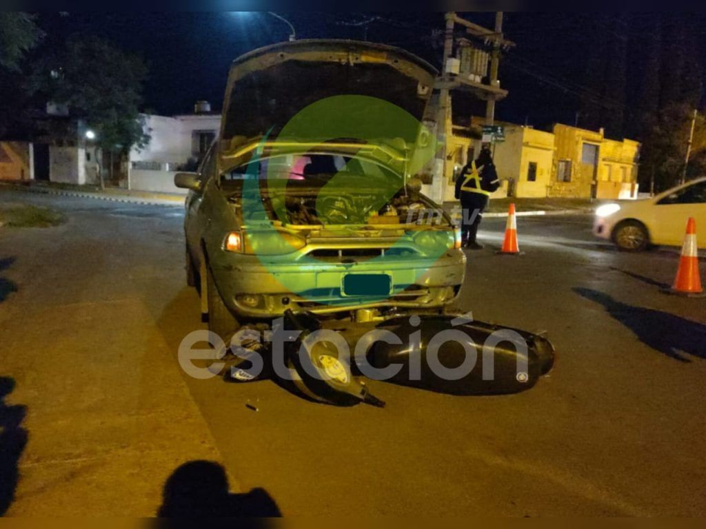 ACCIDENTE ENTRE MOTO Y AUTO EN DEAN FUNES