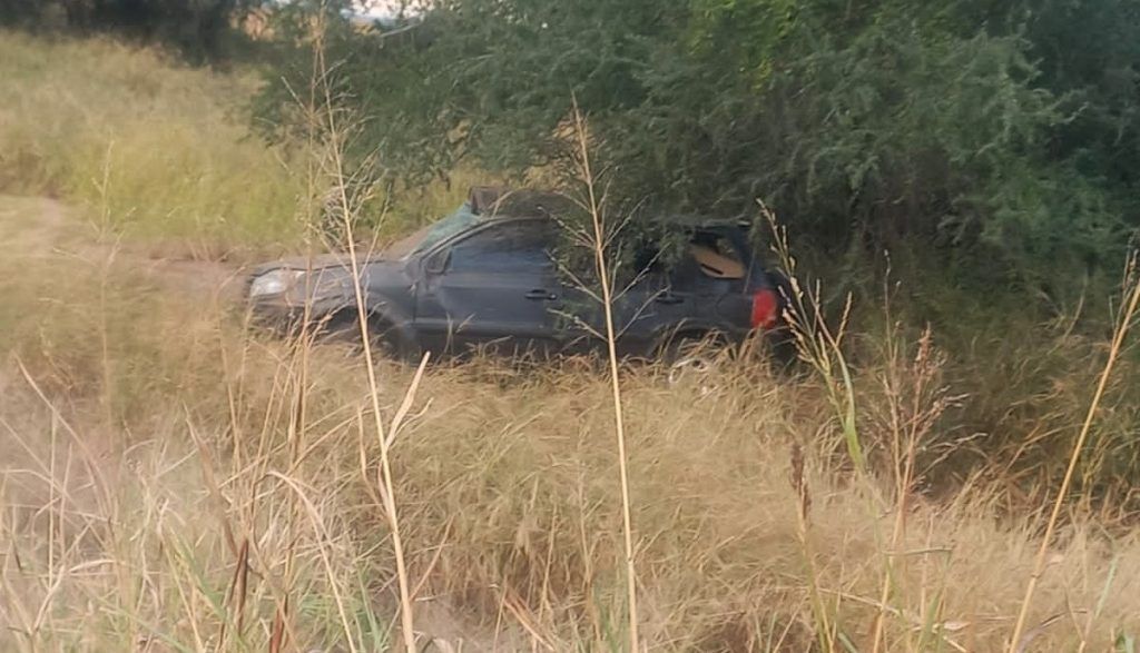 UNA CAMIONETA PERDIÓ EL CONTROL Y SE DIO VUELTA EN RÍO SECO