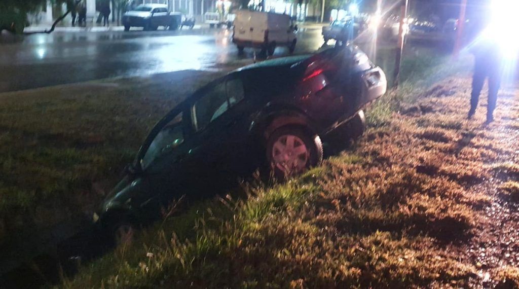 UN AUTO PERDIÓ EL CONTROL Y CAYÓ A UN CANAL EN RÍO SECO