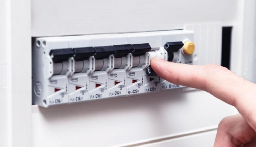 LLAMÓ A UN ELECTRICISTA DE EMERGENCIA, NO LE QUISO PAGAR Y LA DEJÓ SIN LUZ