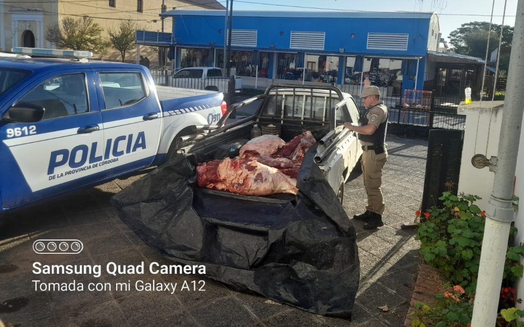 SECUESTRAN 350 KILOS DE CARNE TRASPORTADOS DETRÁS DE UNA CAMIONETA