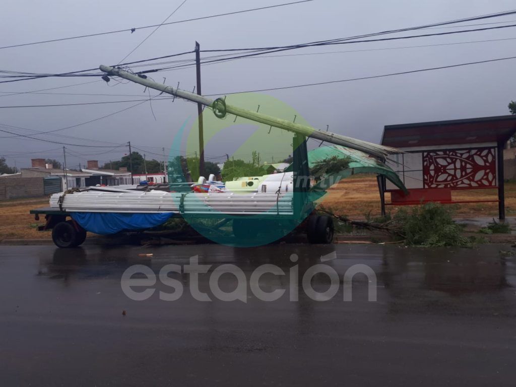 DEAN FUNES: UNA CAMIONETA “PERDIÓ” UN CARRO Y CHOCÓ UN ARBOL, UN POSTE Y UNA GARITA