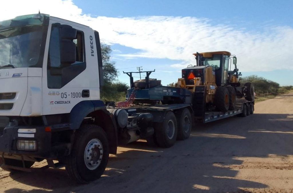 CONTROLAN UN CAMIÓN QUE TRANSPORTABA UNA MOTONIVELADORA SIN DOCUMENTACIÓN