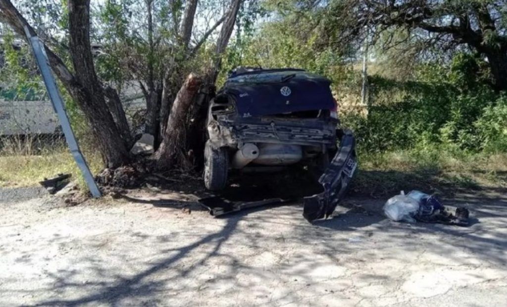 ALTA GRACIA: UNA MUJER MURIÓ Y UN HOMBRE GRAVE TRAS ROBAR UN AUTO Y CHOCAR CONTRA UN ÁRBOL