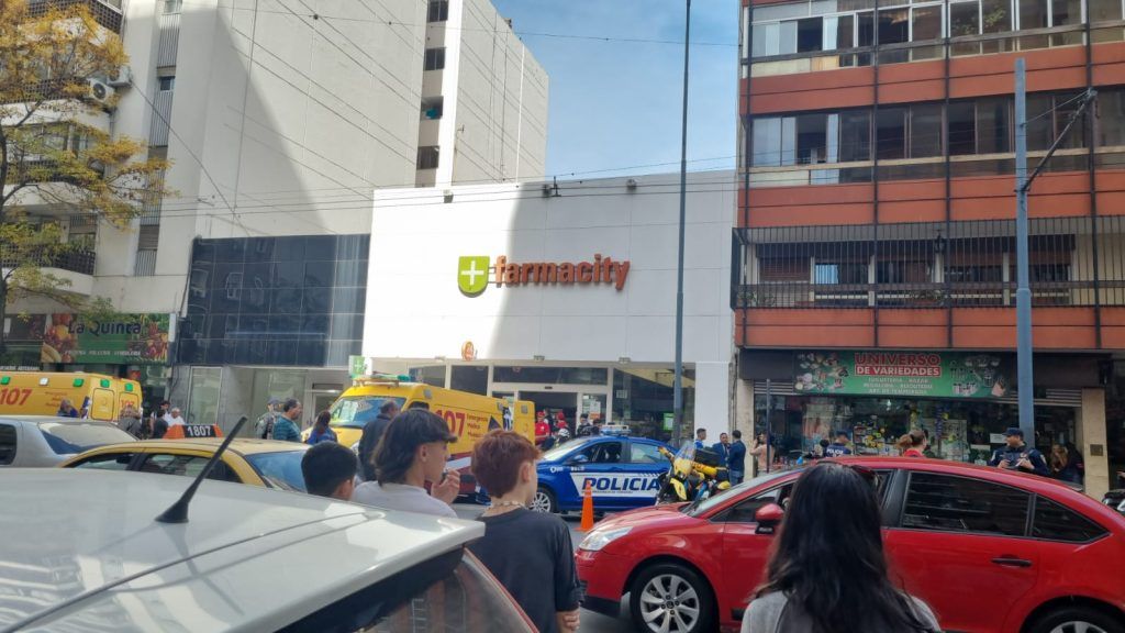 UN JOVEN SE ATRINCHERÓ EN UNA FARMACIA DE LA AV. COLON EN CÓRDOBA