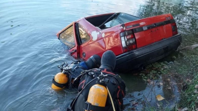HALLAN UN AUTO ROBADO EN EL FONDO DEL LAGO SAN ROQUE