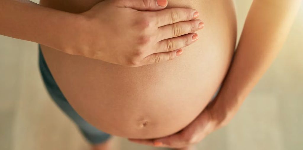 UNA JOVEN ASEGURA QUE QUEDÓ EMBARAZADA LUEGO DE SENTIR “PRESENCIAS SOBRENATURALES” EN SU HABITACIÓN