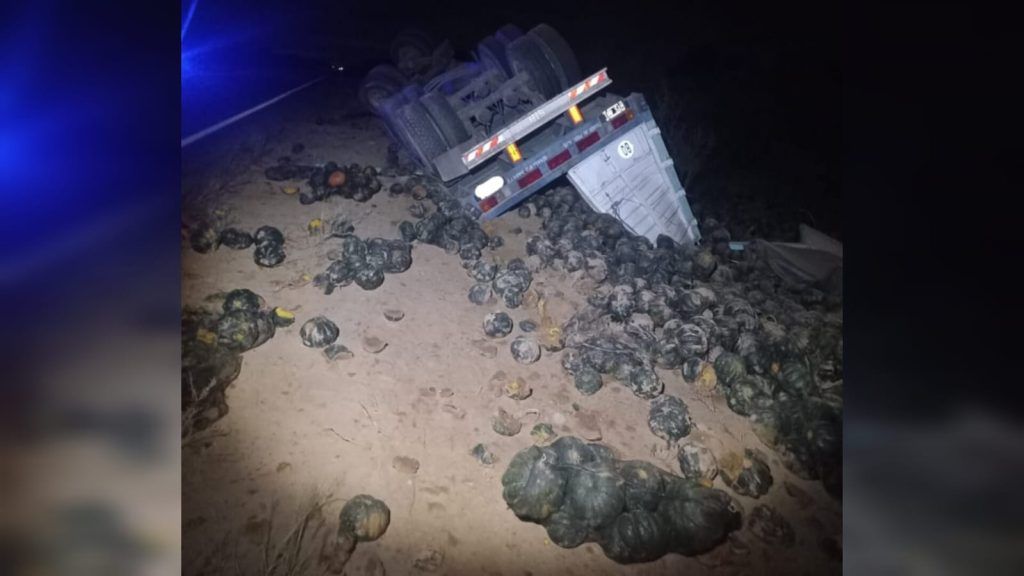 EL ACOPLADO DE UN CAMIÓN CARGADO CON ZAPALLOS SE DIO VUELTA EN LAS SALINAS
