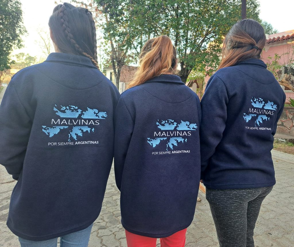 LOS UNIFORMES DE LA MUNI DE TULUMBA LLEVAN LA LEYENDA DE “MALVINAS, POR SIEMPRE ARGENTINAS”