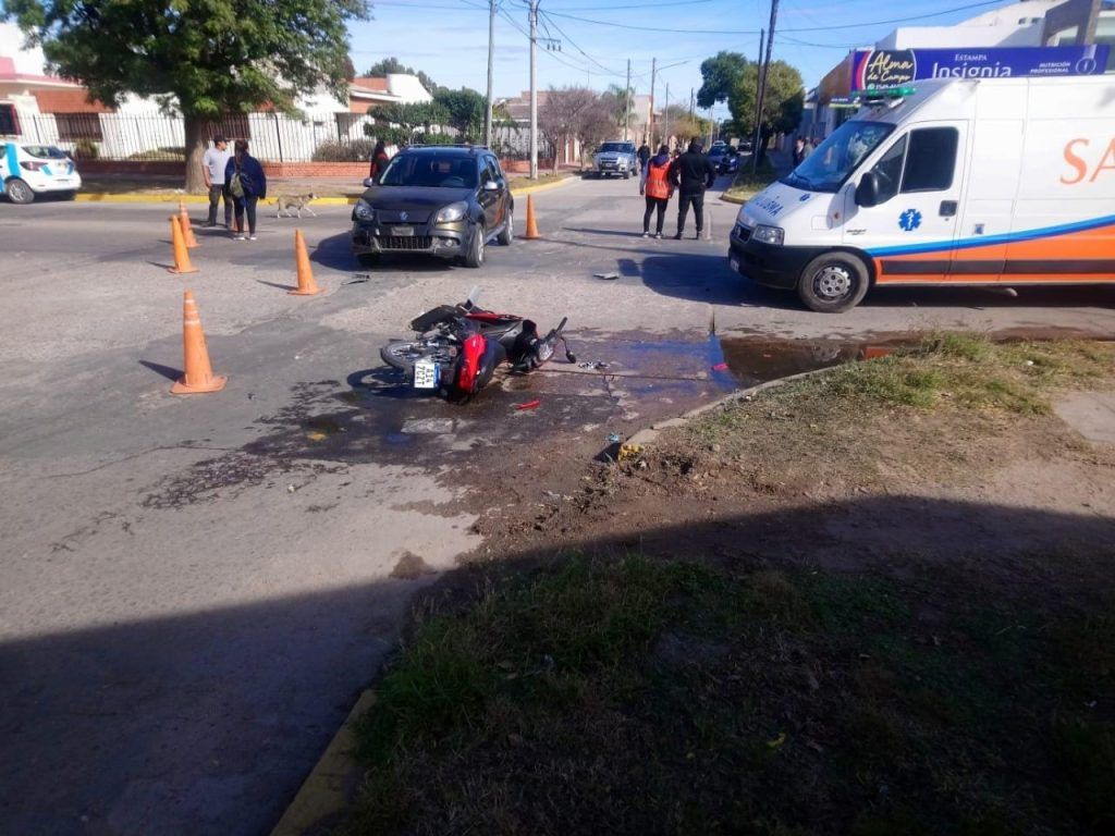 DOS JOVENCITOS HERIDOS EN DOS ACCIDENTES DE TRÁNSITO CON MOTOS EN CRUZ DEL EJE