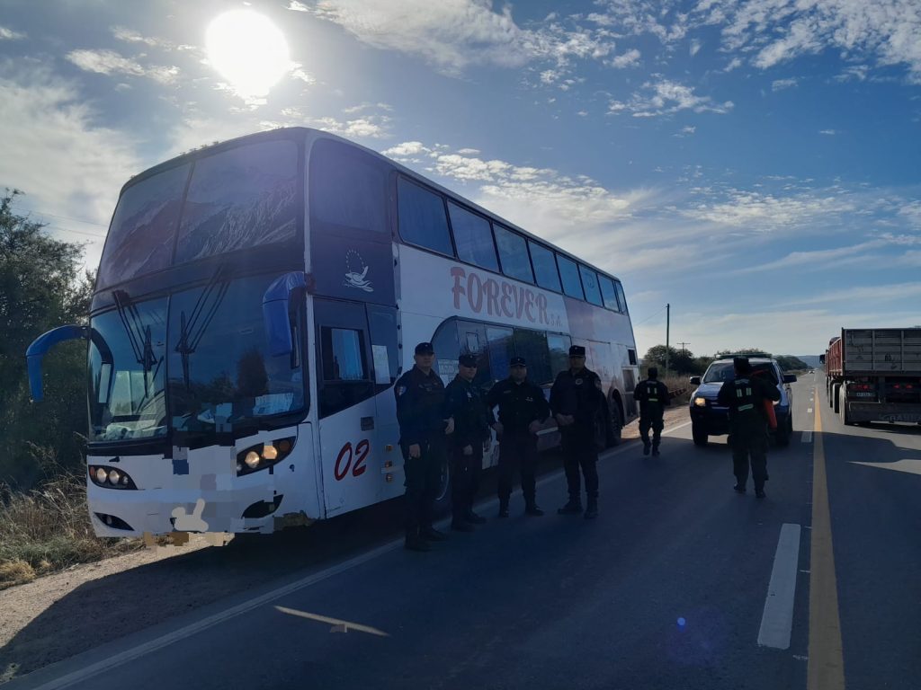 SECUESTRAN CASI UN CENTENAR DE NEUMÁTICOS Y 130 KILOS DE COCA SIN DOCUMENTACIÓN EN RÍO SECO