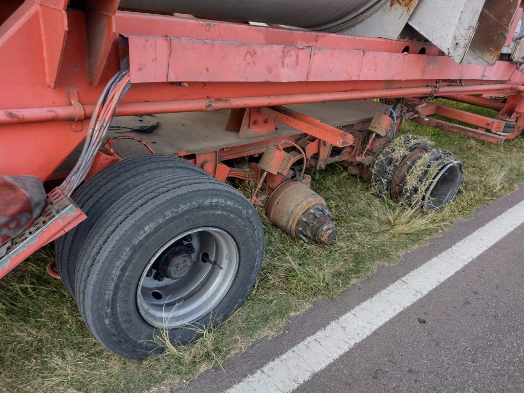 TRASLADARON AL HOSPITAL VICENTE AGÜERO AL CONDUCTOR DEL AUTO IMPACTADO POR RUEDAS QUE SE LE SALIERON A UN CAMIÓN EN SARMIENTO