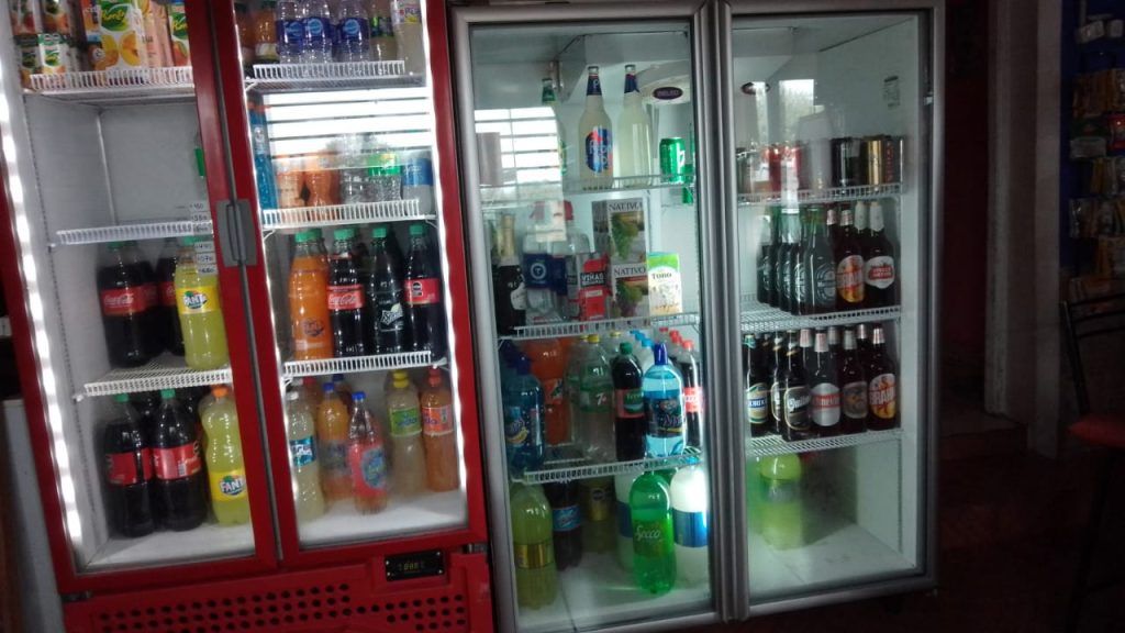 COMERCIANTES DE DEAN FUNES DENUNCIARON QUE HINCHAS DE TALLERES LES ROBARON BEBIDAS Y GALLETAS
