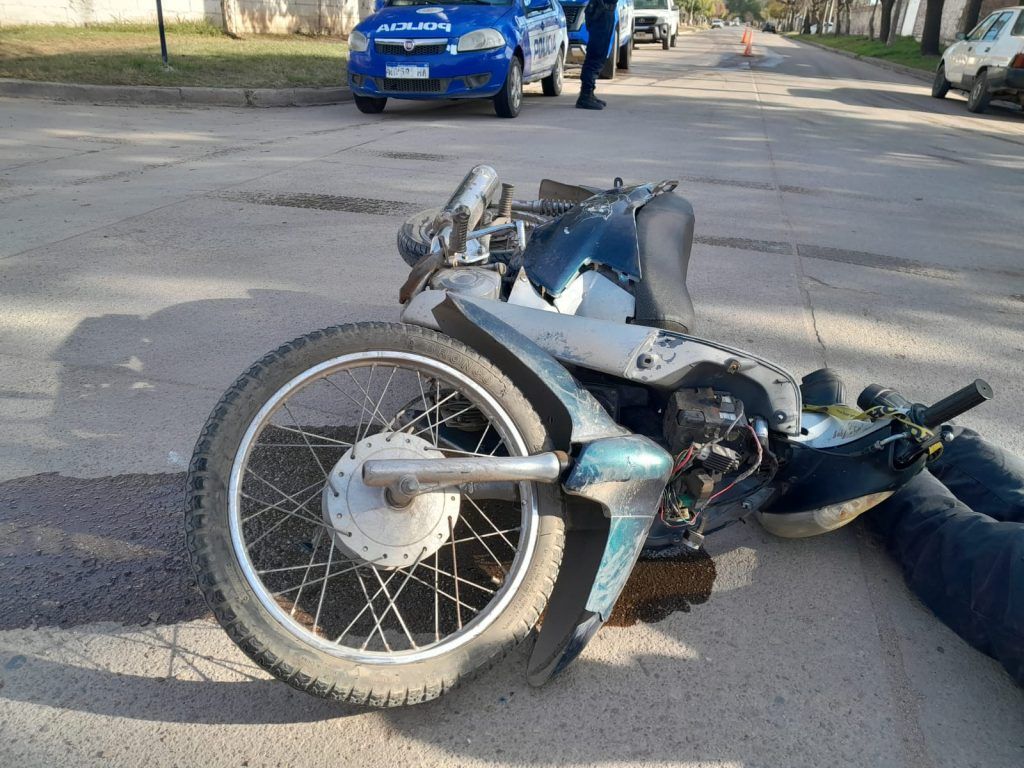 UNA CAMIONETA CONDUCIDA POR UN HOMBRE DE 92 AÑOS Y UNA MOTOCICLETA CON UNA MUJER A BORDO CHOCARON EN COLONIA CAROYA