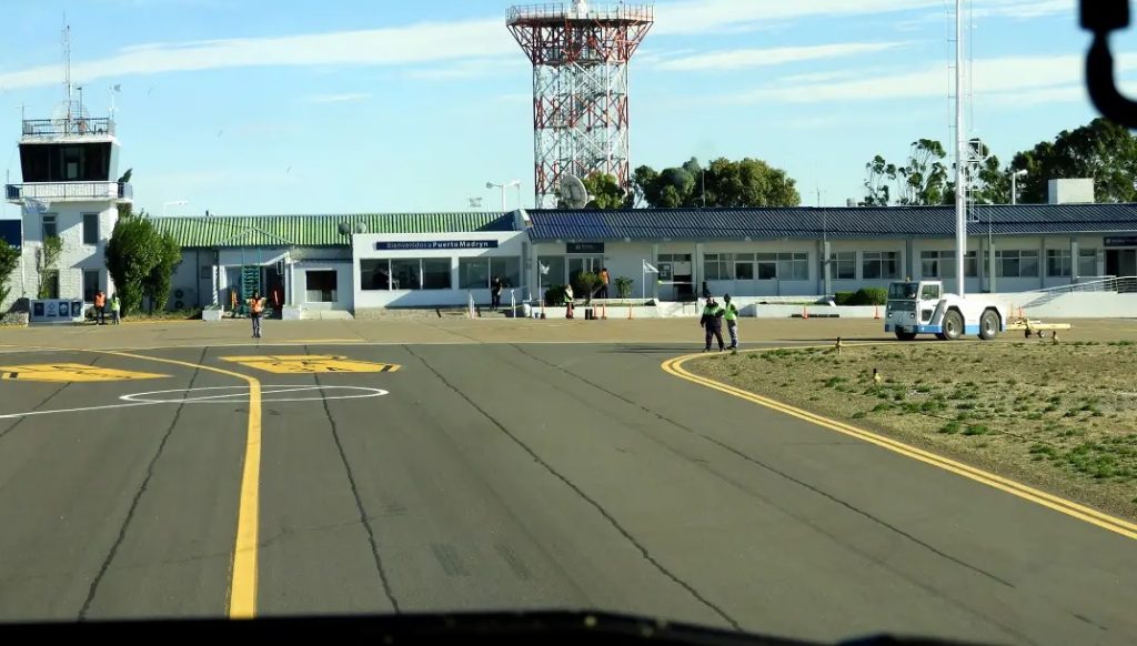 LO DETUVIERON POR FALSA ALARMA DE BOMBA EN UN AEROPUERTO Y DIJO QUE FUE “UNA BROMA”