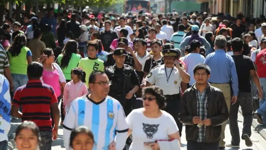 ADVIERTEN QUE LA CLASE MEDIA EN ARGENTINA SE REDUCE CADA VEZ MÁS