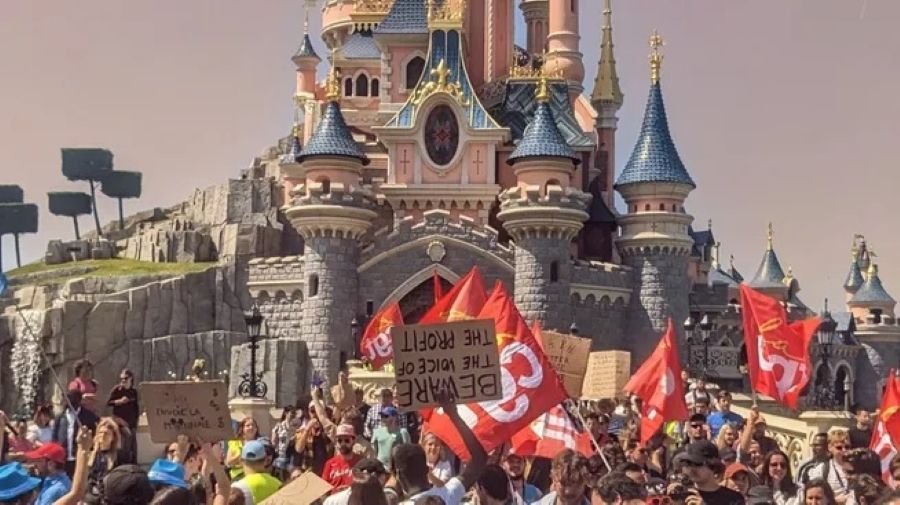 EMPLEADOS DE DISNEY “TOMARON” EL CASTILLO DE LA BELLA DURMIENTE POR UNA PROTESTA SALARIAL