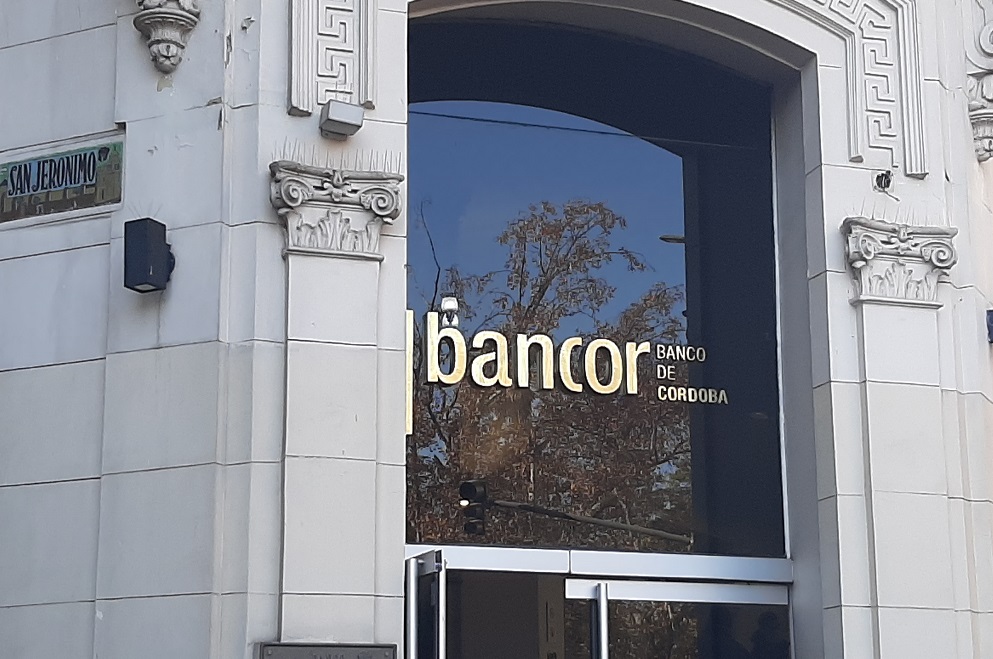 DETUVIERON A UNA MUJER POR HACER UN ESCÁNDALO EN EL BANCO EN VILLA DE SOTO