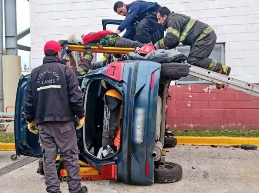 FUE A SACAR LA LICENCIA DE CONDUCIR Y VOLCÓ EL AUTO DURANTE LA PRUEBA